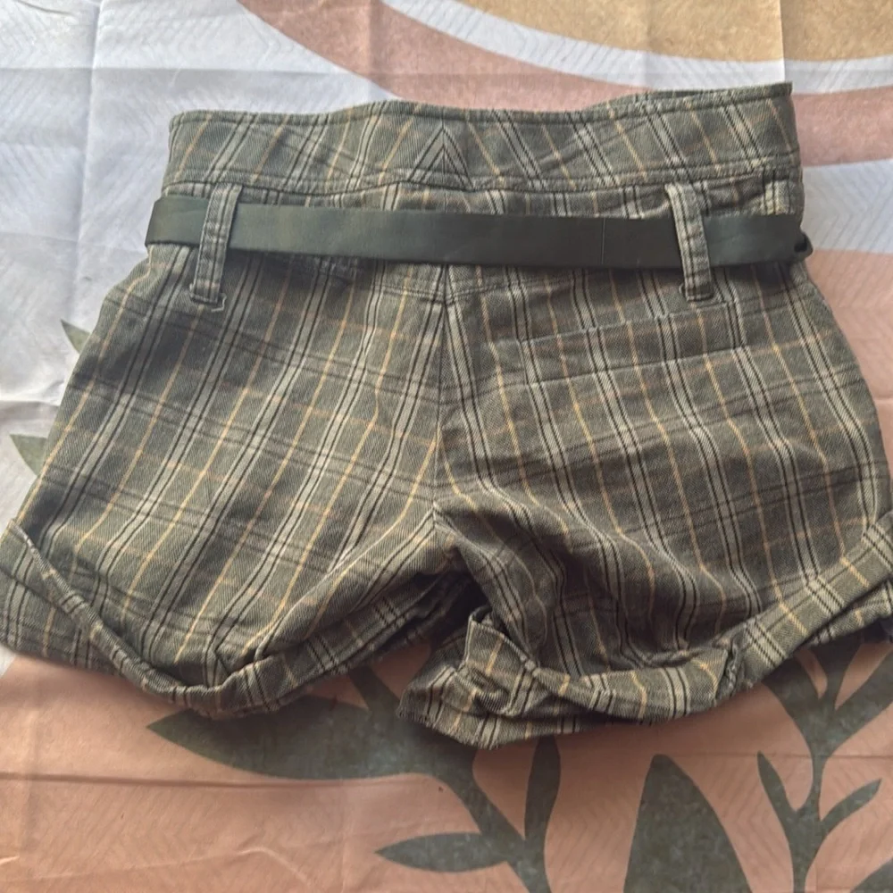 Gianni Bini Green Plaid Belted Shorts - Picture 7 of 7
